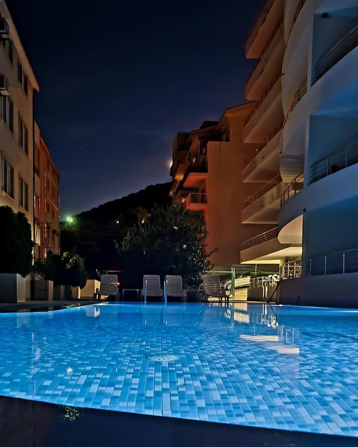 Anja & Ogo Apartments Sea View & Pool Petrovac Kültér fotó
