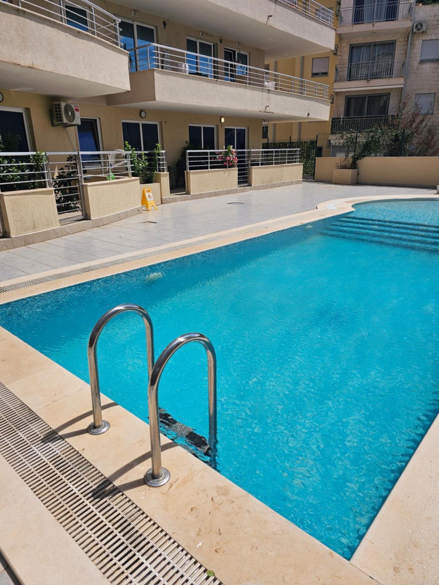Anja & Ogo Apartments Sea View & Pool Petrovac Kültér fotó